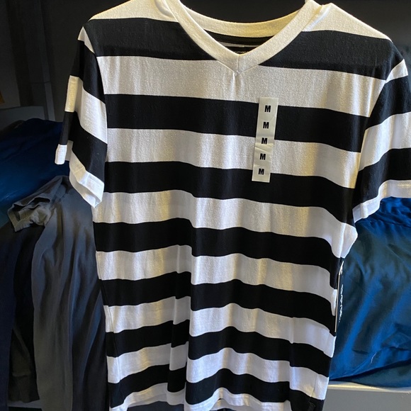 4 Shirts! Two Hurley long sleeve thermals! - Picture 4 of 5